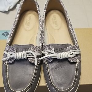 Sperry barrelfish grey skip on